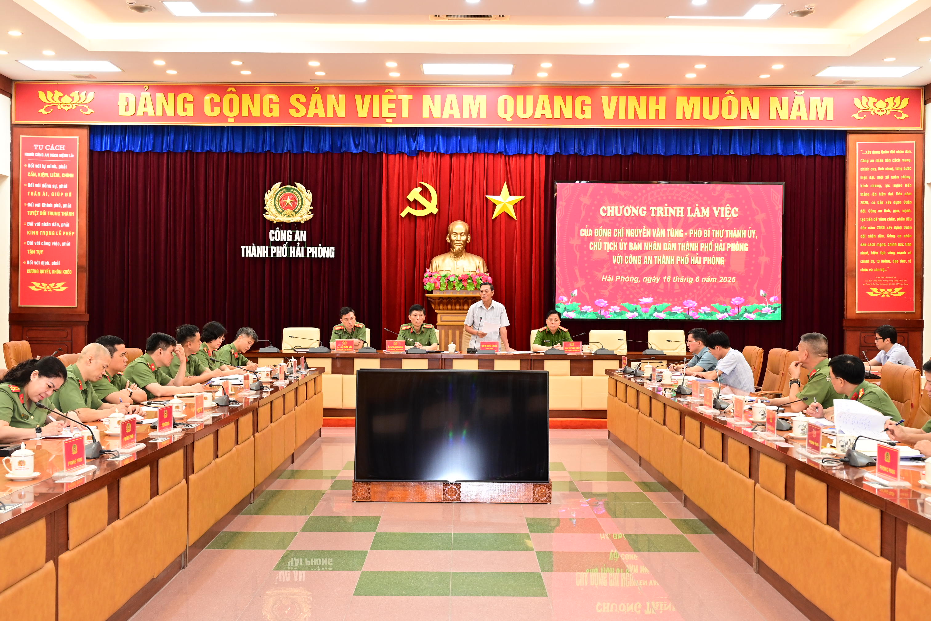 Chủ tịch UBND thành phố Nguyễn Văn Tùng làm việc với CATP về công tác bảo đảm ANTT thành phố 6 tháng đầu năm 2025